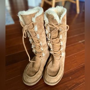 Women’s front Lace up UGGS, 6.5 in chestnut LIKE NEW